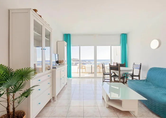 Beachfront 1br With Balcony, Pool & Parking Ancla Apartmán