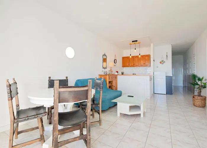 Beachfront 1br With Balcony, Pool & Parking Ancla Apartmán *