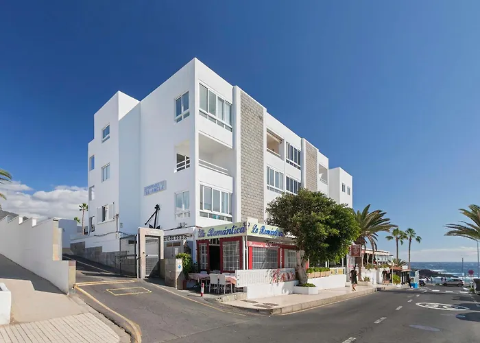 Beachfront 1br With Balcony, Pool & Parking Ancla Apartment *