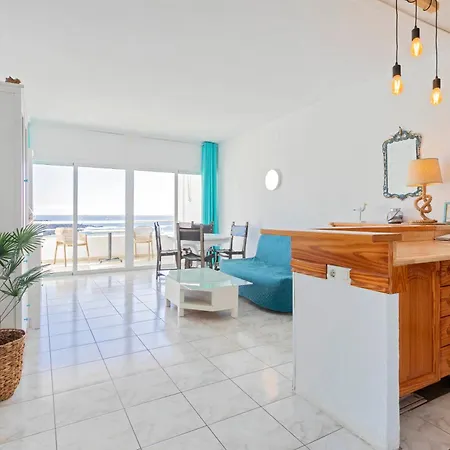 Beachfront 1br With Balcony, Pool & Parking Ancla *