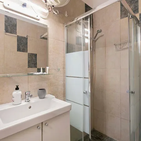Апартаменты Beachfront 1br With Balcony, Pool & Parking Ancla *
