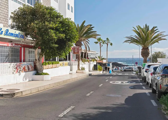 Beachfront 1br With Balcony, Pool & Parking Ancla *