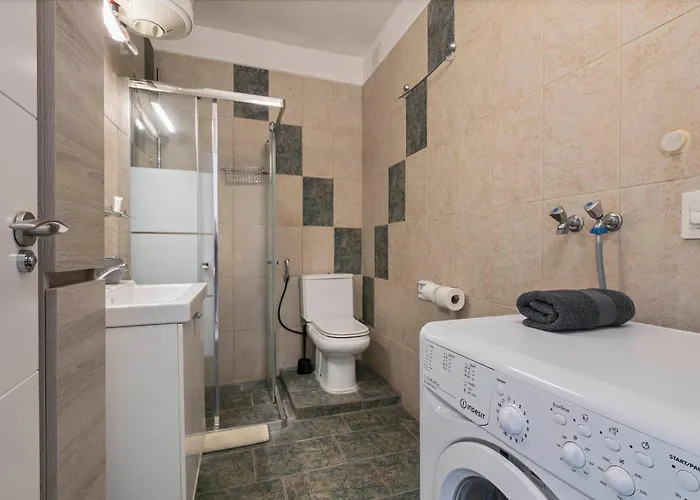 Beachfront 1br With Balcony, Pool & Parking Ancla Апартаменты