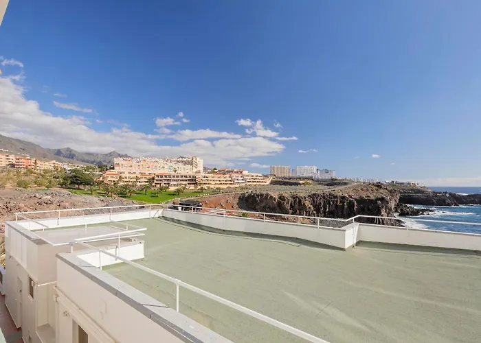 Beachfront 1br With Balcony, Pool & Parking Ancla