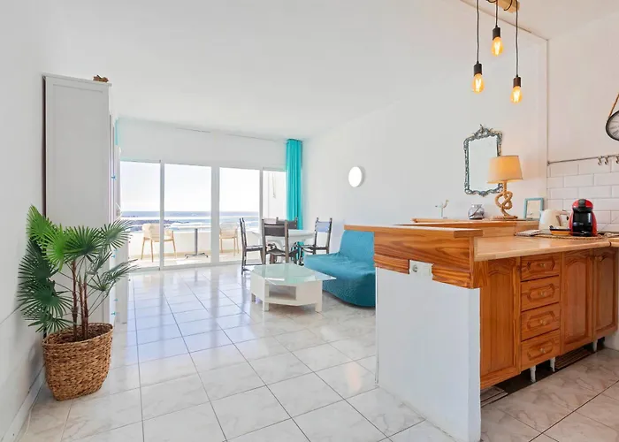 Beachfront 1br With Balcony, Pool & Parking Ancla *