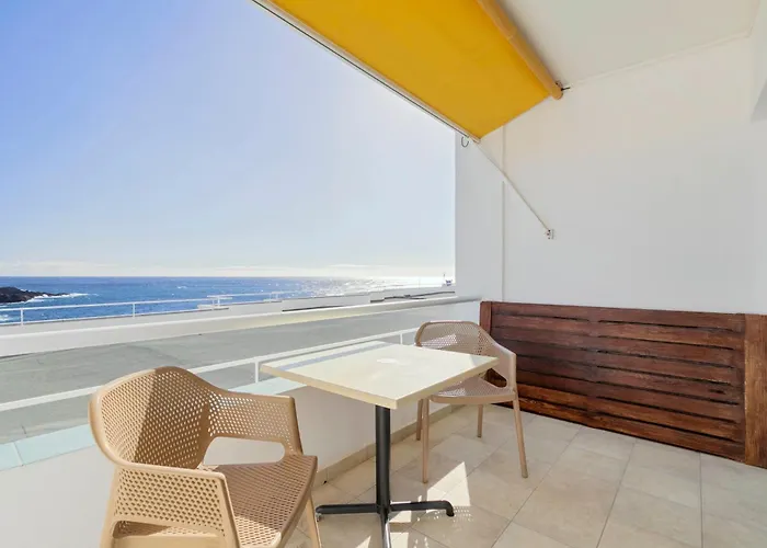 Beachfront 1br With Balcony, Pool & Parking Ancla
